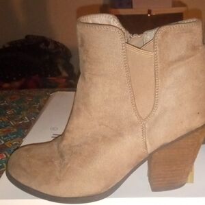Tan Suede Zip Up Booties Size 7.5 3 Inch Heels.